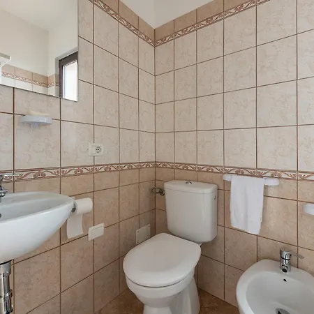 8 Beds In Not Far From The Sea