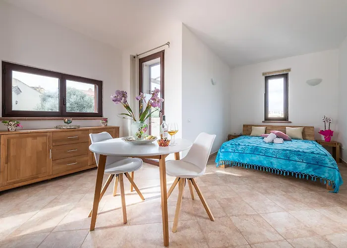 8 Beds In Not Far From The Sea 别墅 *